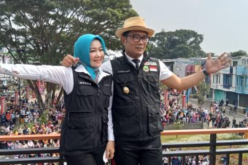Kang Emil dan Istri Menyapa Warga yang Hadir Memadati Tamkot