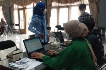 Puluhan Orang Ikuti Vaksin Booster di Gedung DPRD Kuningan