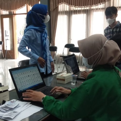 Puluhan Orang Ikuti Vaksin Booster di Gedung DPRD Kuningan