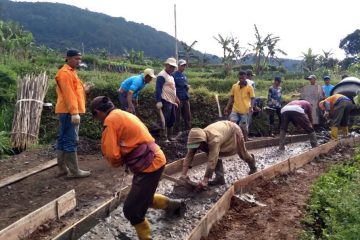 Warga Mulyasih Desa Puncak Gotong Royong Perbaiki Jalan Menuju Wisata Cidadali