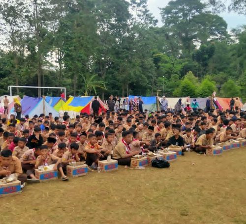 700 Siswa SMPN 1 Lebakwangi Antusias Ikuti Perkemahan di Taman Kehati Desa Dukuh Dalam
